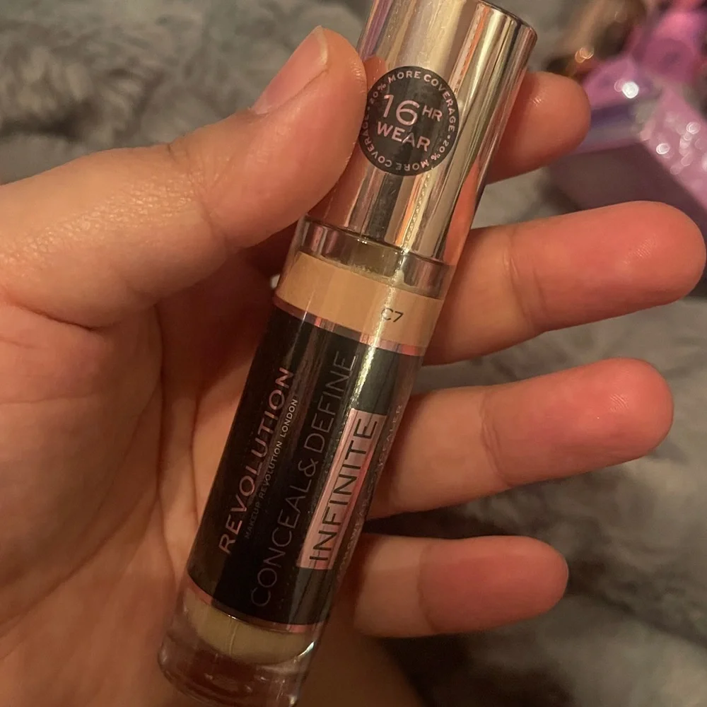 Revolution Conceal & Define Infinite Concealer - C7